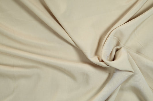 Fließender Viskosestoff in Beige – weich und angenehm für Kleidung und Accessoires