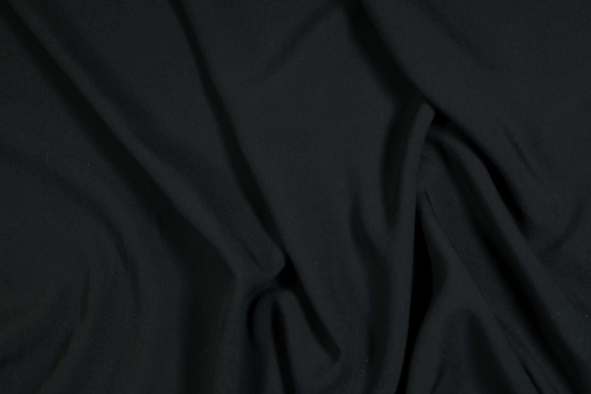 Fließender Viskosestoff in Schwarz – weich und angenehm für Kleidung und Accessoires