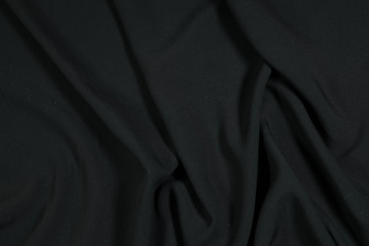 Fließender Viskosestoff in Schwarz – weich und angenehm für Kleidung und Accessoires