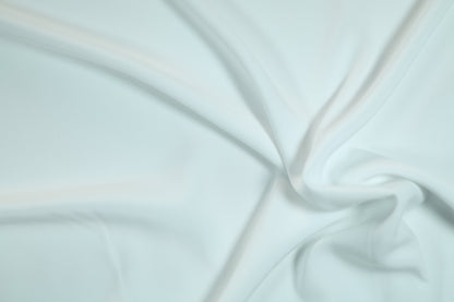 Fließender Viskosestoff in Eisblau – ideal für Blusen, Röcke und Kleider