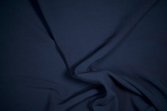 Viskosestoff in Marineblau – weich und fließend für sommerliche Kleidung