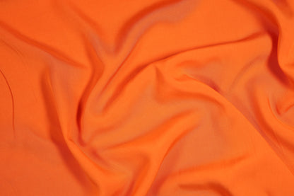 Viskosestoff in Signalorange mit fließendem Fall – perfekt für Sommermode