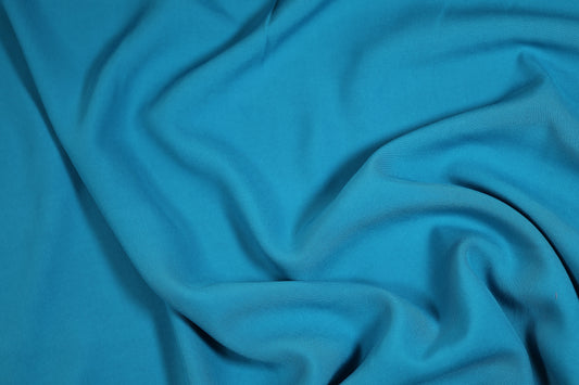Viskosestoff in Himmelblau mit fließendem Fall – perfekt für Sommermode