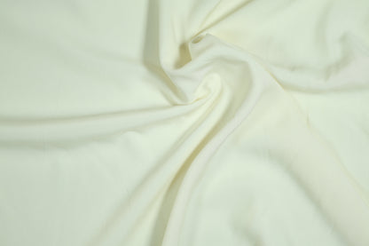 Viskosestoff in Vanille mit fließendem Fall – perfekt für Sommermode