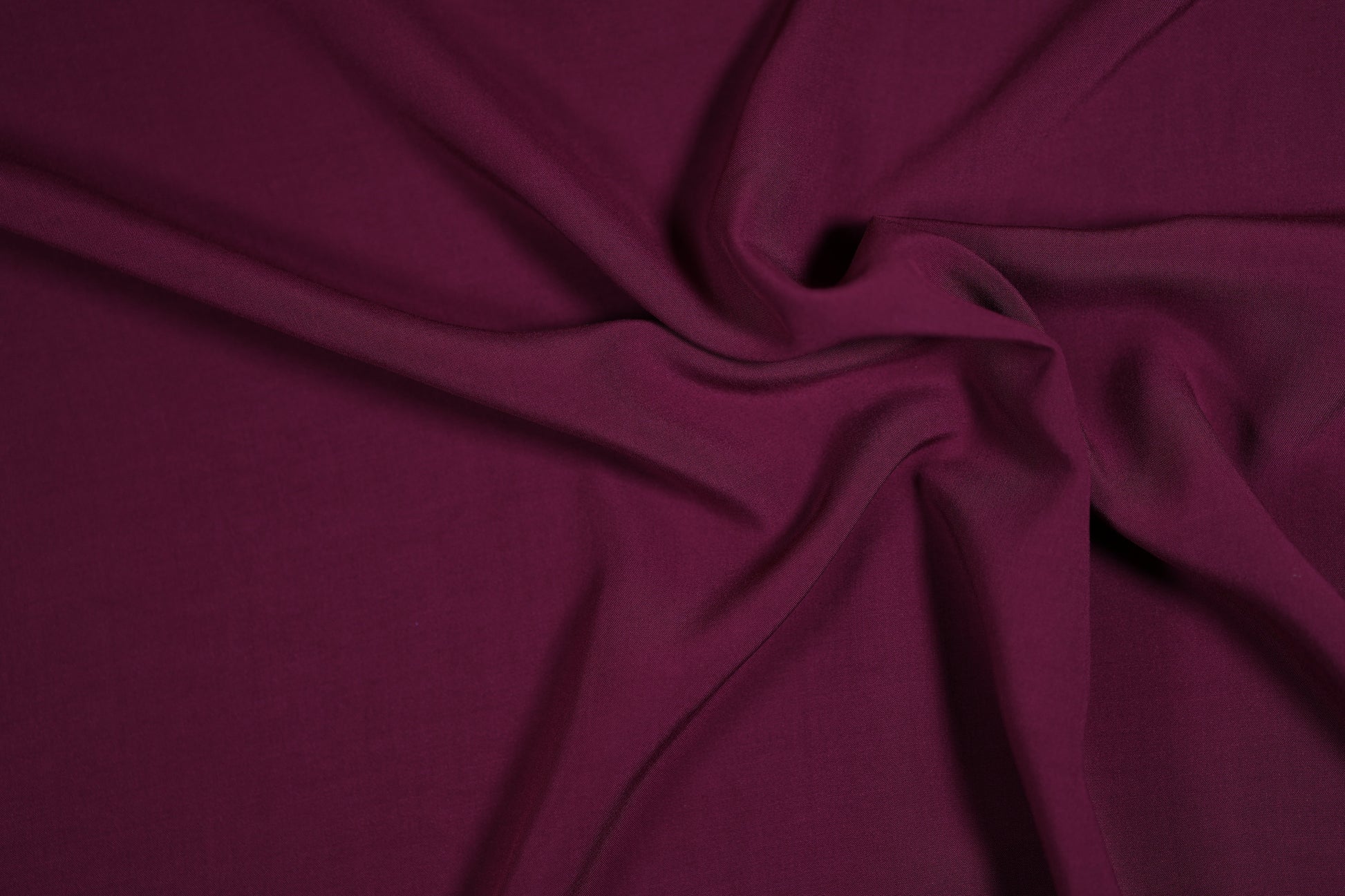 Viskosestoff in Aubergine mit fließendem Fall – perfekt für Sommermode