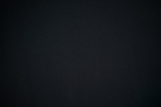 Viskosestoff in Schwarz mit Kreppstruktur – ideal für Blusen & Sommermode.