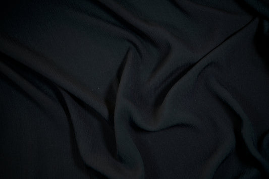 Krepp Viskose in Schwarz – weich, fließend und perfekt für Kleidung.