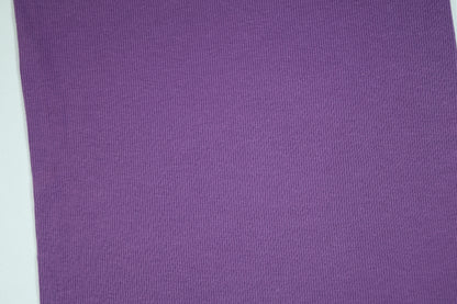 Fein gerippter Bündchenstoff in kräftigem Violett