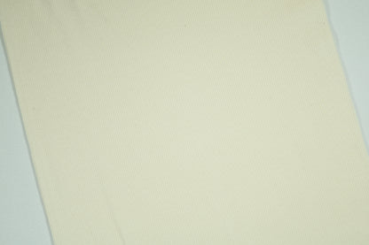 Feiner Bündchenstoff in zartem Eierschale-Ton – für elegante Kleidungsabschlüsse