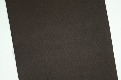Dunkelbrauner Bündchenstoff mit Rippstruktur – robust und angenehm zu tragen