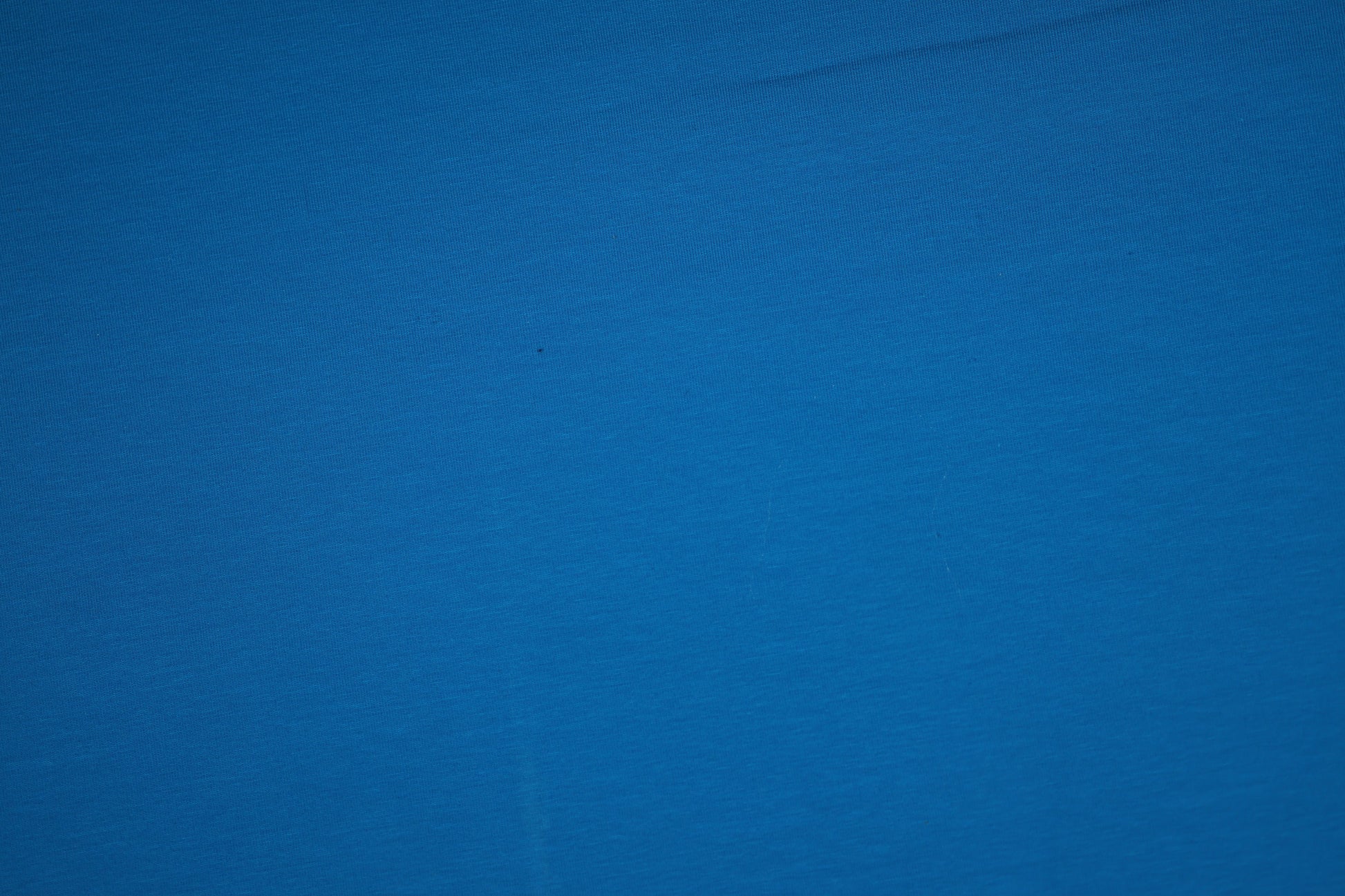 Detailansicht des Royalblauen Baumwolljerseys – elastisch und weich