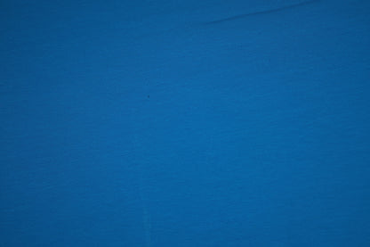 Detailansicht des Royalblauen Baumwolljerseys – elastisch und weich