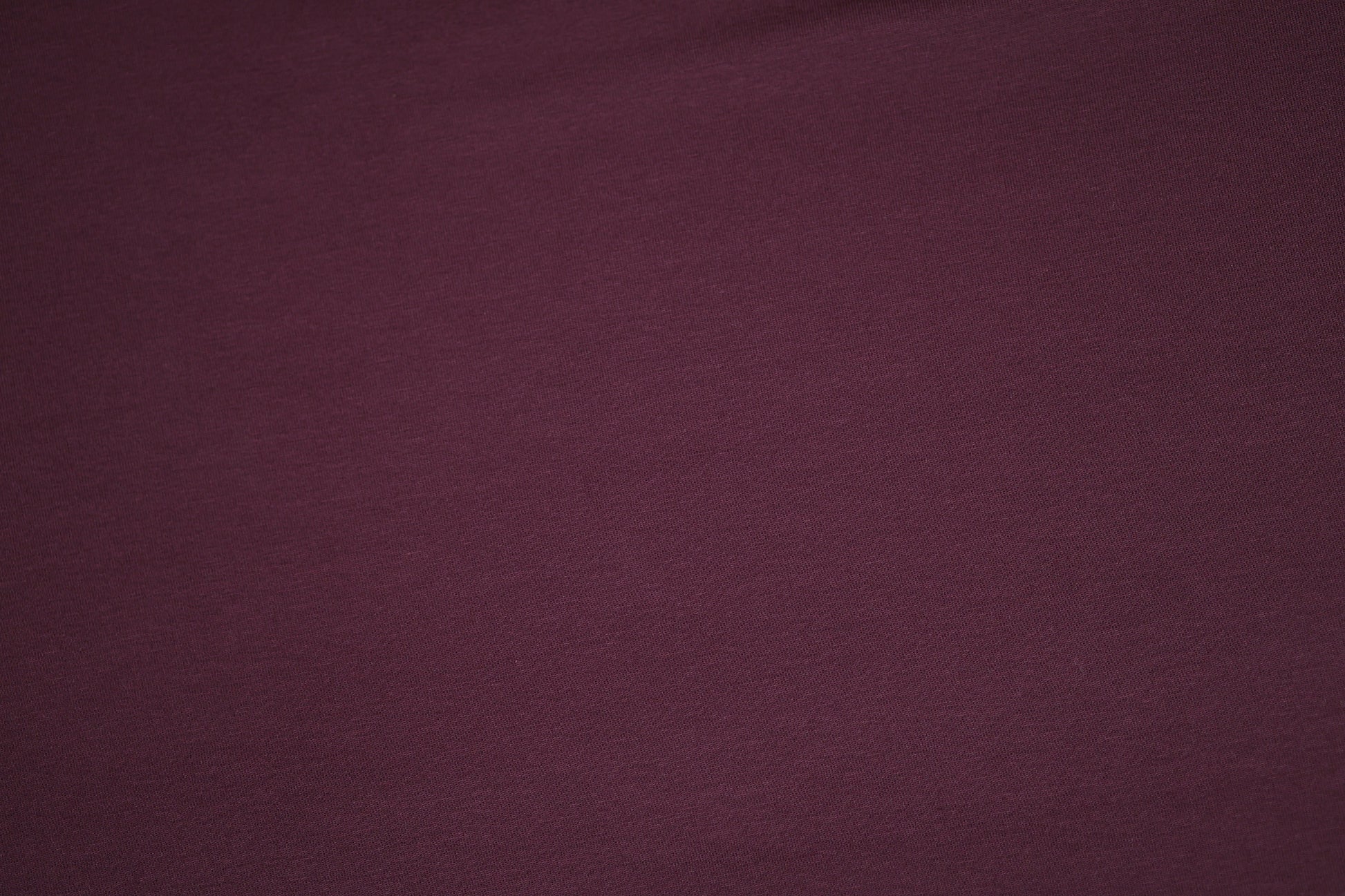 Detail: bordeauxfarbener Jersey-Stoff in weicher Qualität