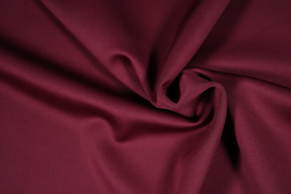 Scuba Stretch Stoff in edlem dunklem Bordeaux mit glatter Textur – ideal für Abendmode