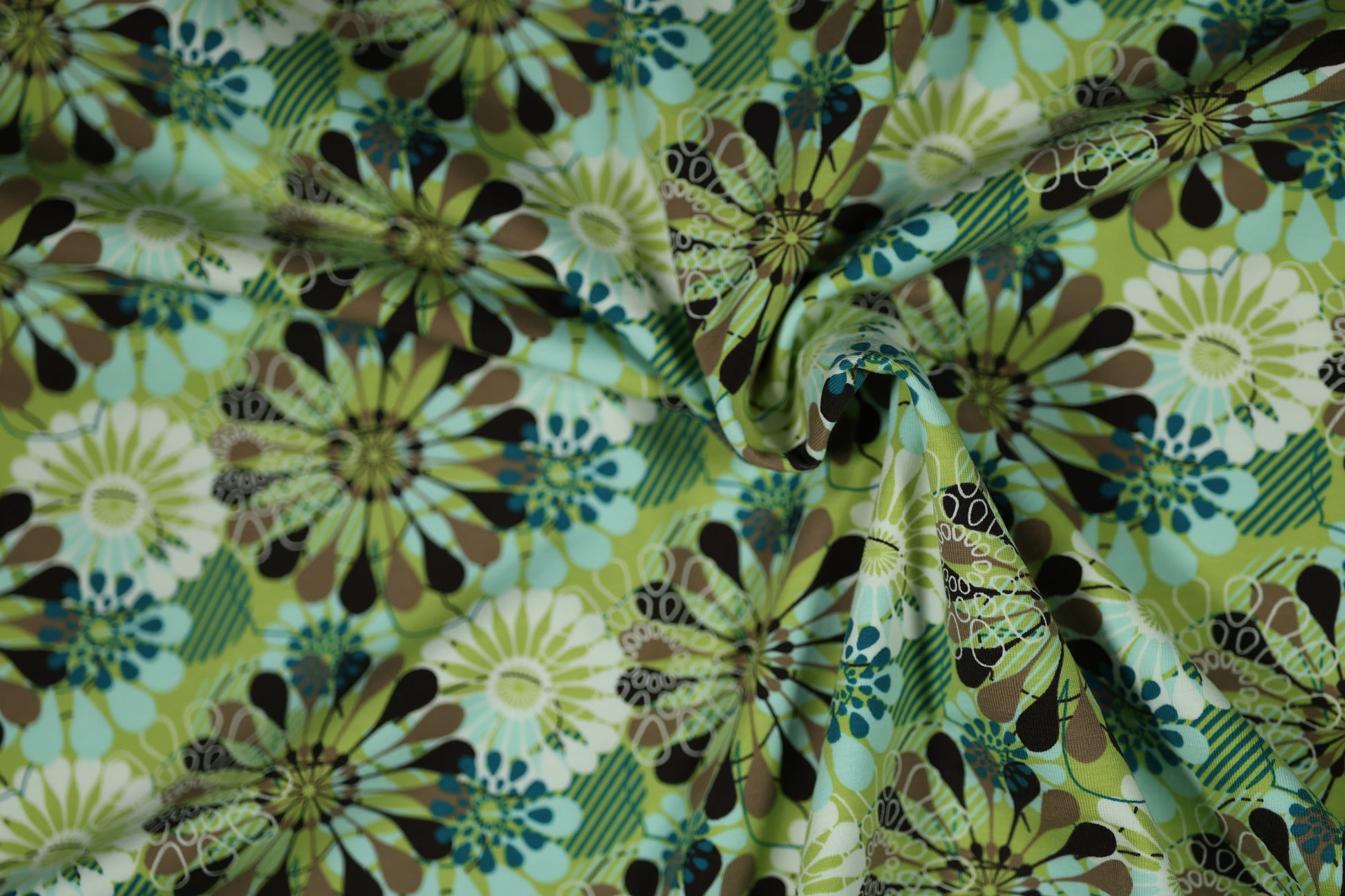 Retro-inspirierter Baumwollstoff mit Blumenmuster in Grüntönen.