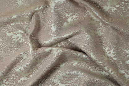 Floraler Stoff in Goldbraun – klassisch elegant