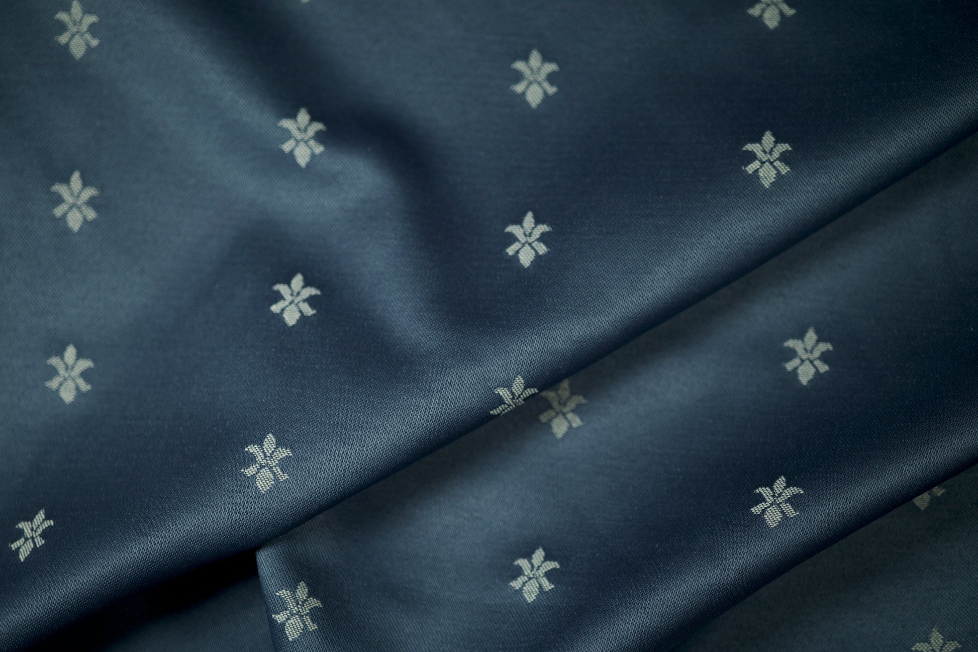 Klassik Jacquard – Marineblau mit Ranken – robuster Dekostoff für Wohnaccessoires und Möbelbezüge