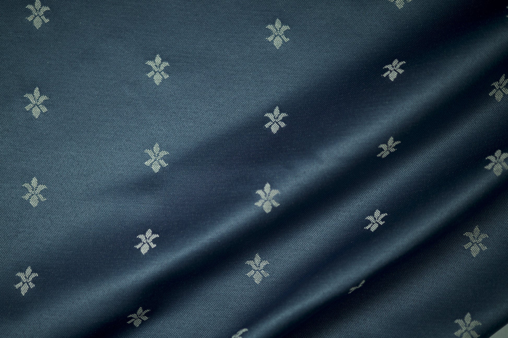 Klassik Jacquard – Marineblau mit Ranken – eleganter Möbel- und Dekostoff mit stilvollem Muster