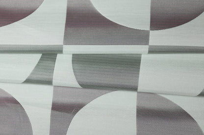 Mittelgrauer Vorhangstoff mit geometrischem Look in Naturweiß