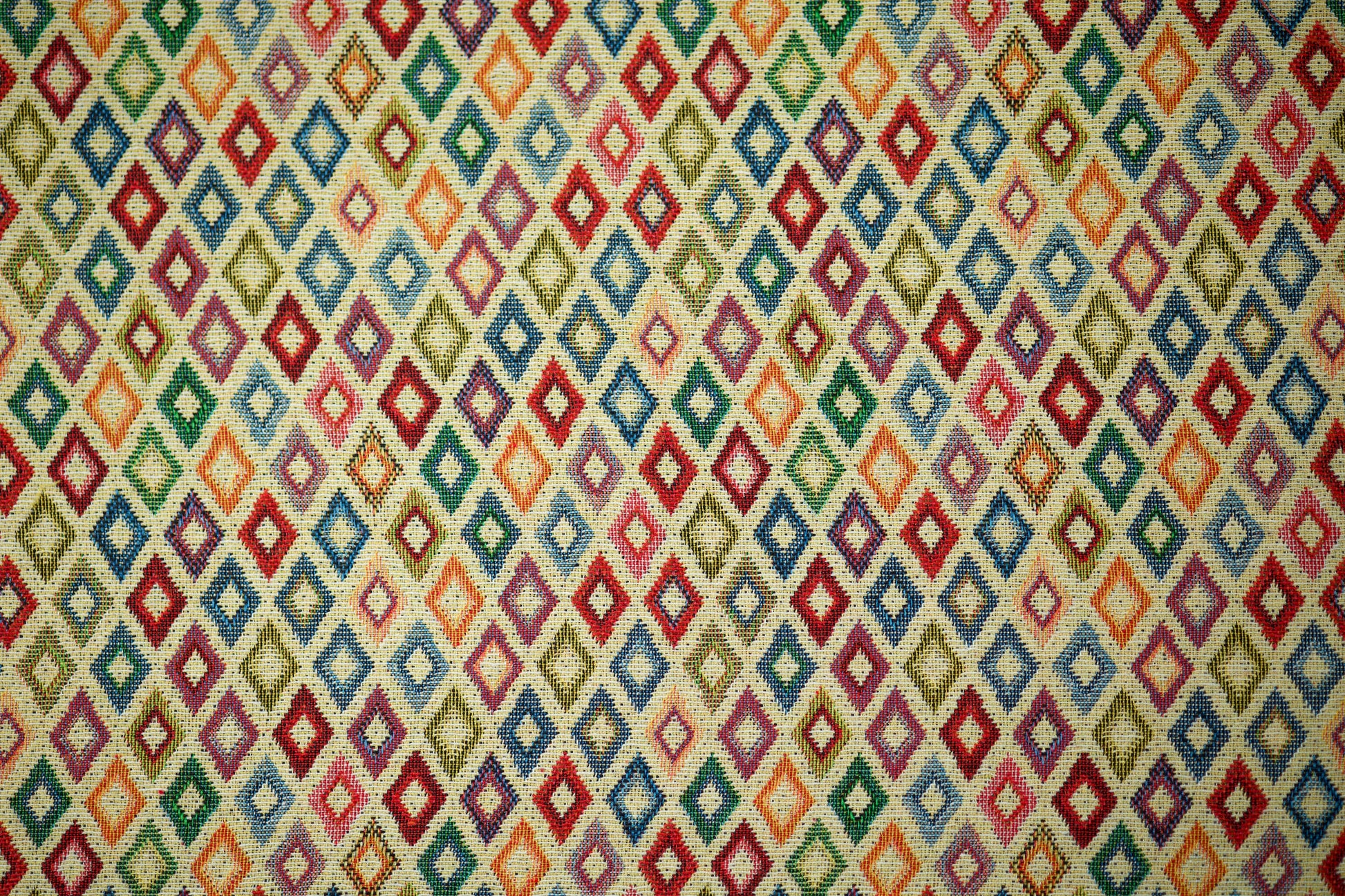Bunter Möbelstoff mit kleinen Rauten in Multicolor – modern & markant