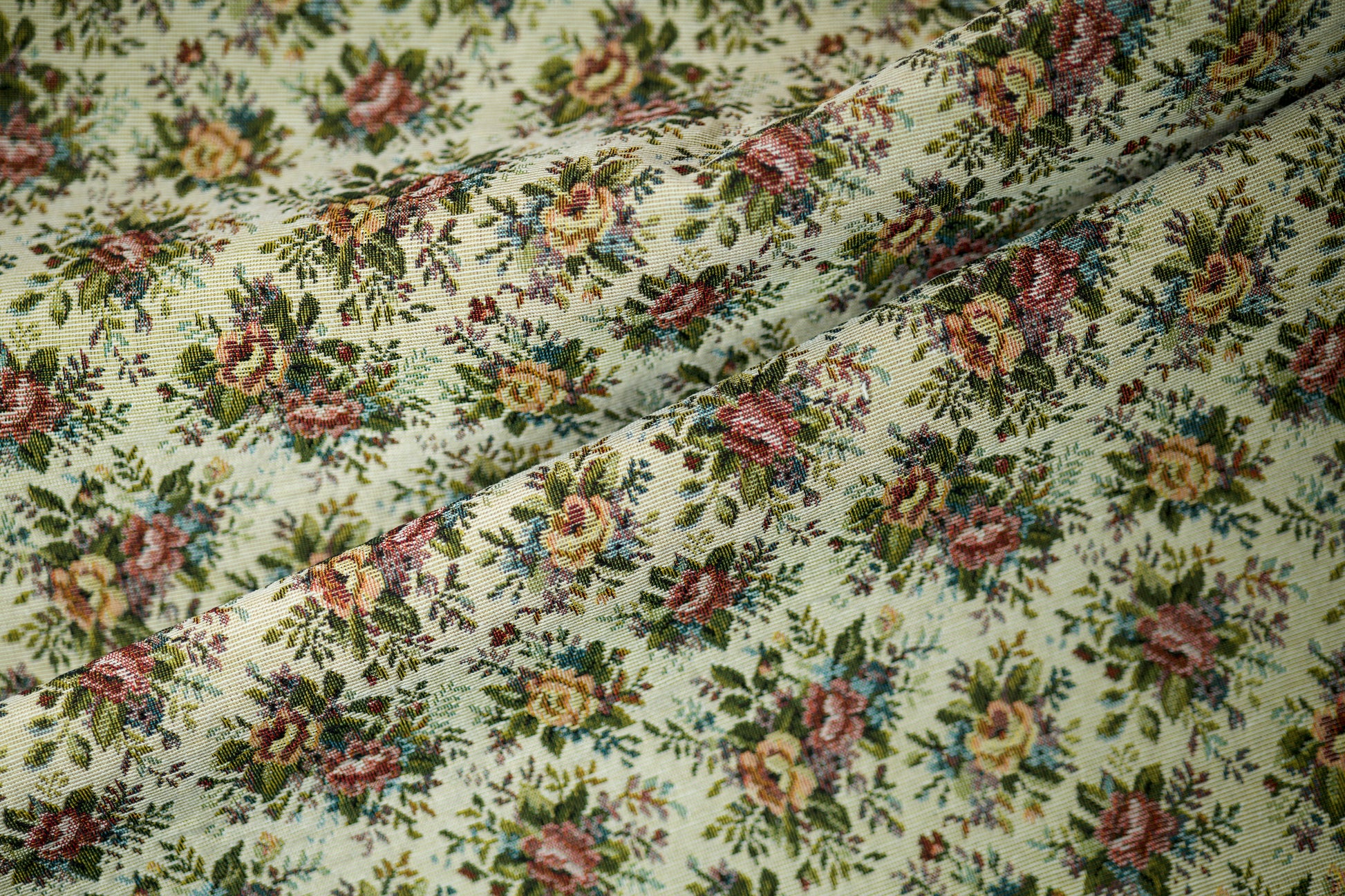 Detailansicht von Möbelstoff – Streublumen auf Gelbgrund – fein gewebt