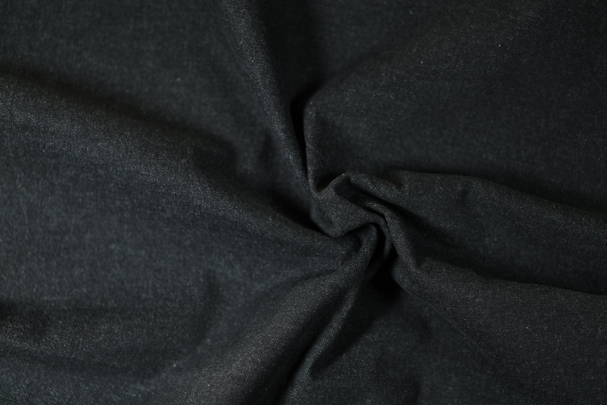 Denimstoff in Schwarz, ideal für robuste Kleidung