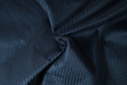 Dunkelblauer Cordstoff für Modeprojekte