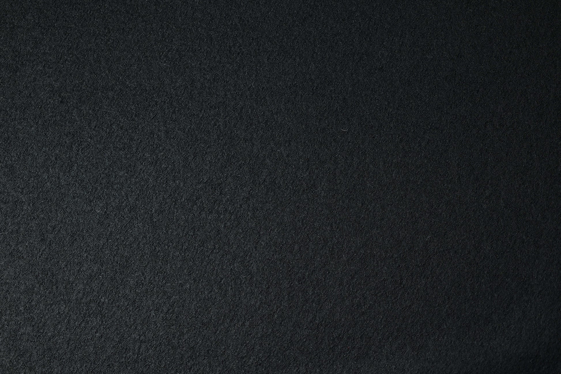 Tiefschwarzer Wollstoff – klassisch und hochwertig
