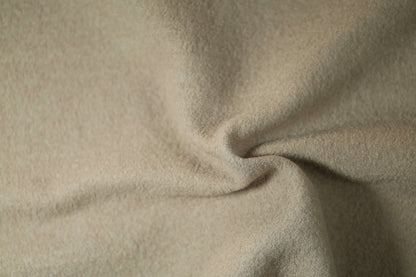 Naturfarbener Wollstoff in Sand – leicht kombinierbar und modern