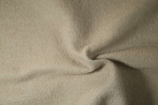 Naturfarbener Wollstoff in Sand – leicht kombinierbar und modern