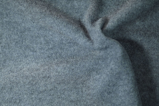 Wollstoff in Mittelgrau – weich und hochwertig für Wintermode