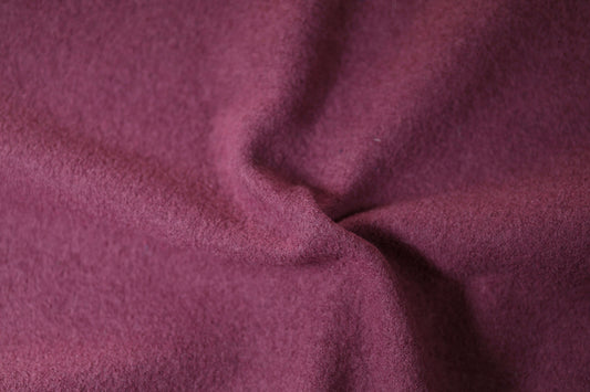 Bordeauxfarbener Wollstoff – warm und edel für Herbst und Winter