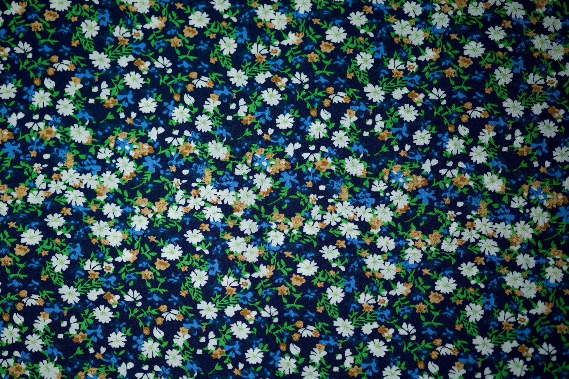 Viskosestoff – Florale Wiese in Blau-Grün – Viskosestoff mit Blumenmuster, weich und fließend – Ideal für Sommerkleider