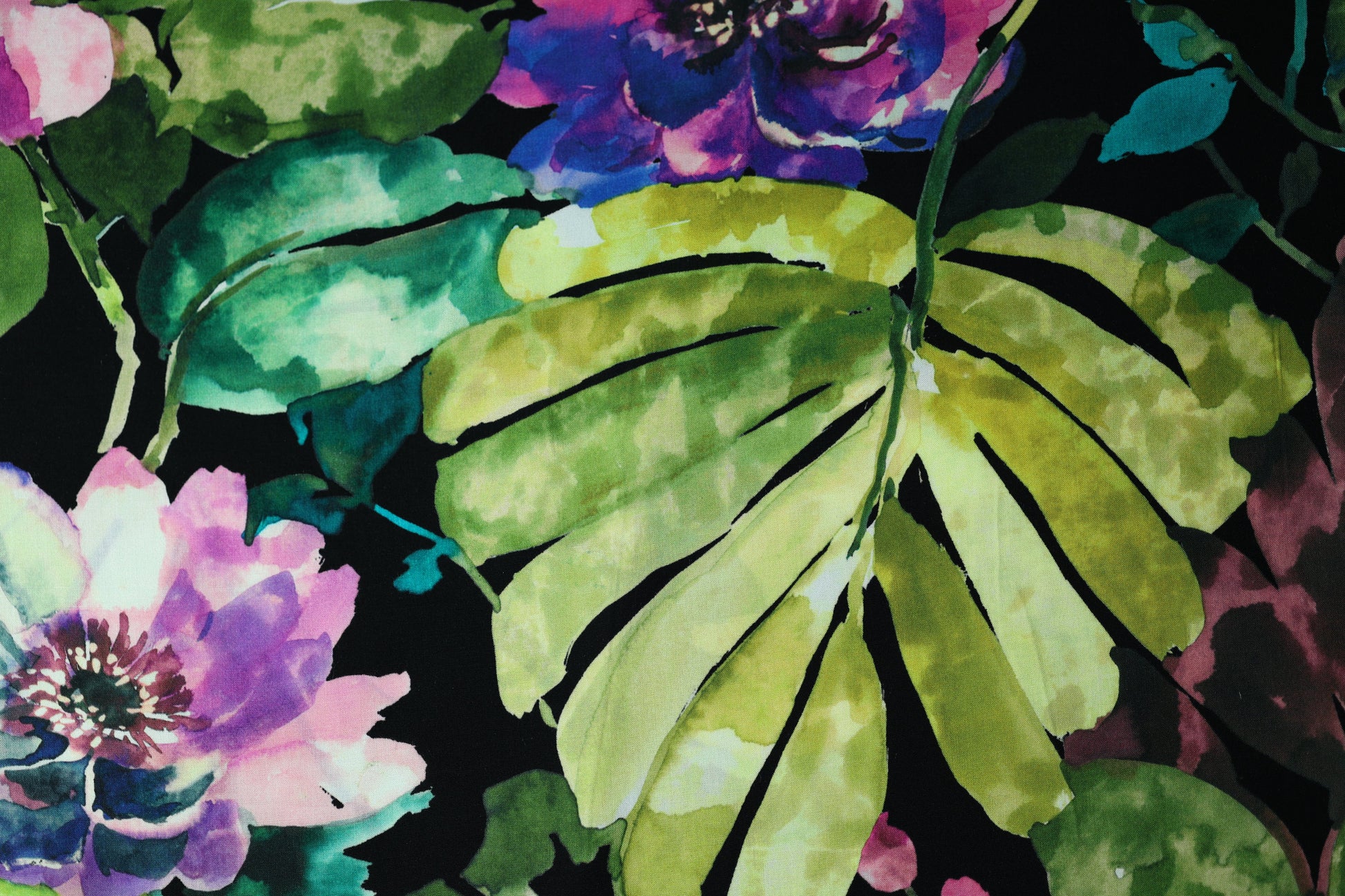 Bunter Viskose: Tropenblätter mit Aquarellblüten – perfekt für Blusen, Röcke und Accessoires