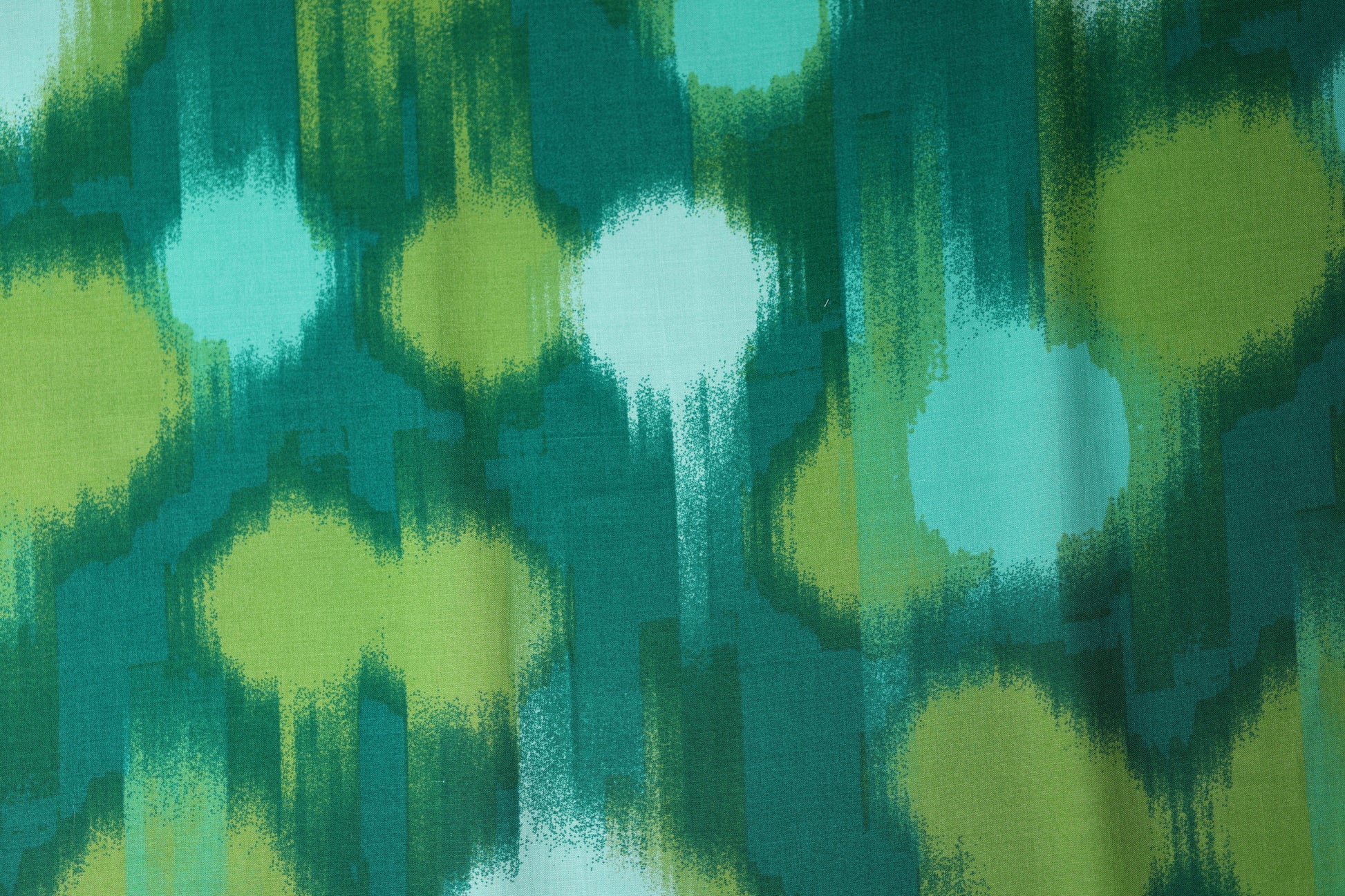Viskose – Tropfenmuster in Grün – ideal für Sommerkleidung, Blusen und Accessoires