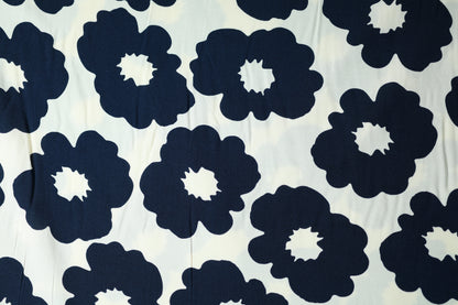 Viskose – Navy Blumen auf Weiß – ideal für Sommerkleidung, Blusen und Accessoires