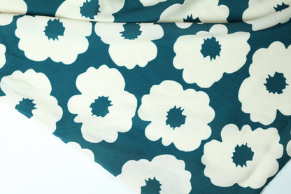 Viskose – Teal Blumen auf Weiß – ideal für Sommerkleidung, Blusen und Accessoires