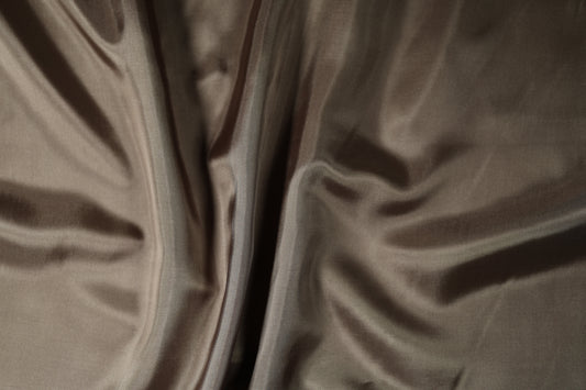 Futtertaft in Taupe mit edlem Glanz