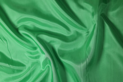 Glänzender Futtertaft Stoff in der Farbe Grasgrün