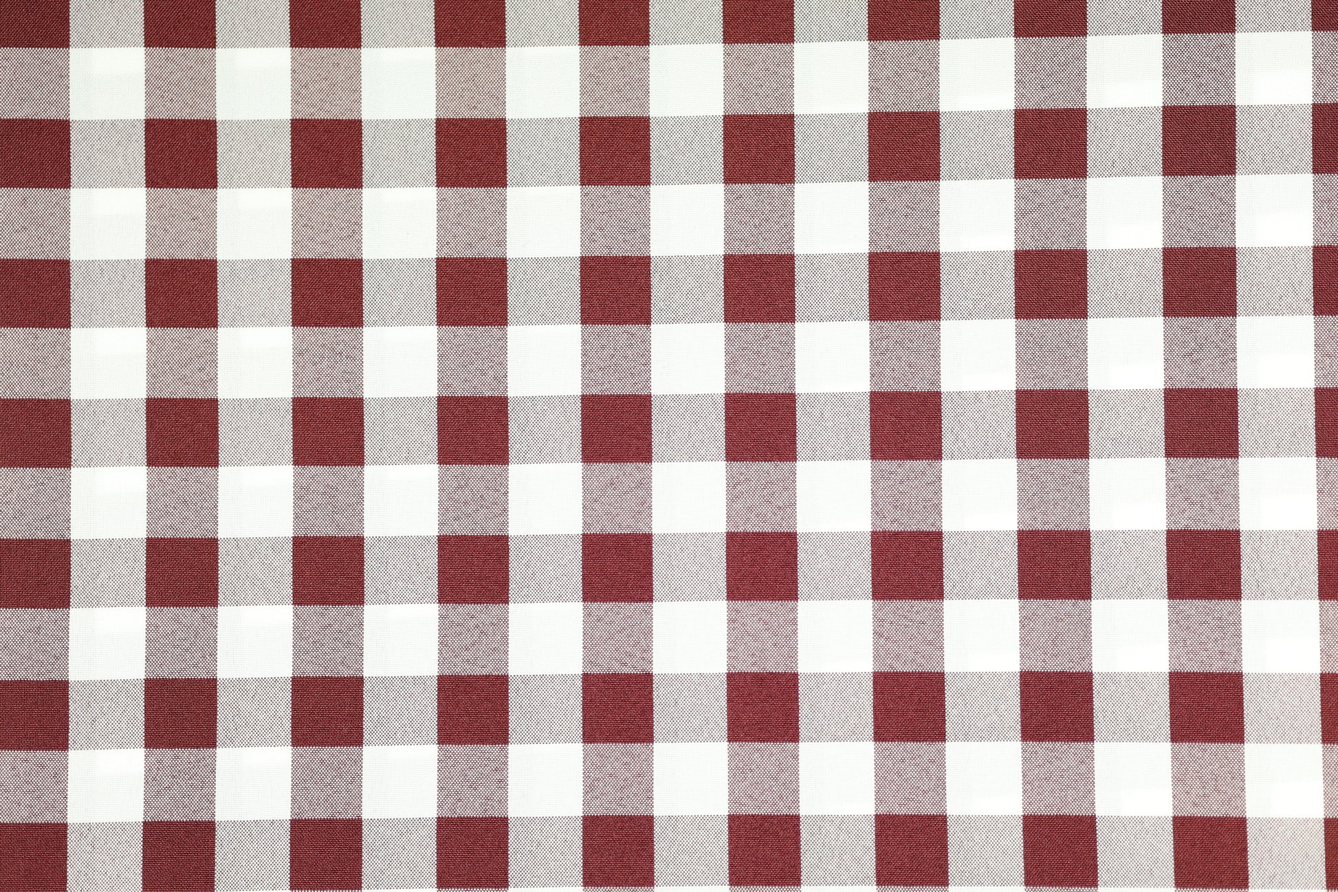 Detailansicht von Polyester Krierte – Bordeaux Karo – edle Optik in Bordeaux