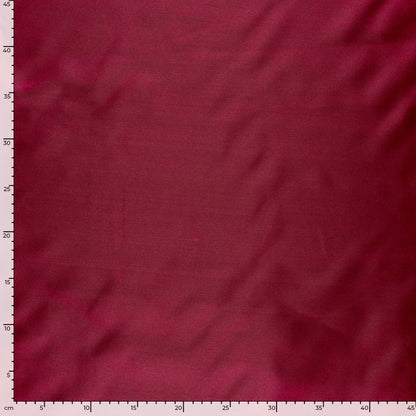 Satin Stoff Bordeauxrot – Nahaufnahme