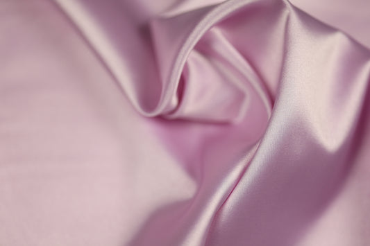 Satin Stoff in Hellrosa glänzend – zarter Stoff für festliche Kleidung, Dekoration oder DIY-Projekte