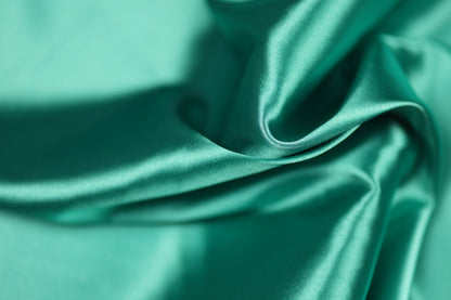 Satin Stoff in Mintgrün glänzend – leichter, seidiger Stoff ideal für frische Mode und kreative Projekte